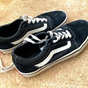 Kids Vans Sneakers, Black and White Skate Shoes, Classic, Slightly Worn Size 3 Y